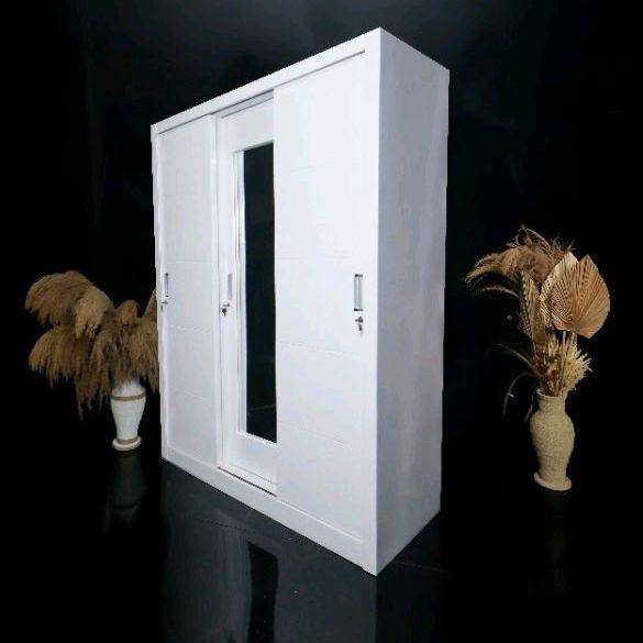 Ilustrasi lemari pakaian 3 pintu sliding kaca (Shopee/DELIMA FURNITURE)