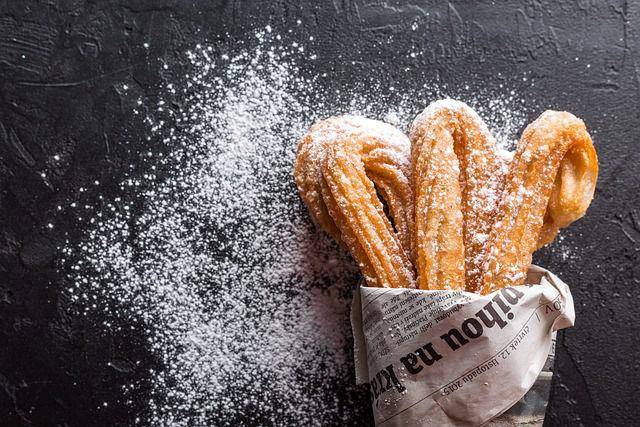 ilustrasi churros dengan taburan gula halus (pixabay.com/Дарья Яковлева)
