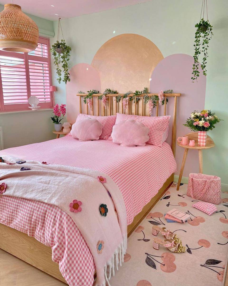 kamar tidur serba pink (instagram.com/homewithhelenandco)