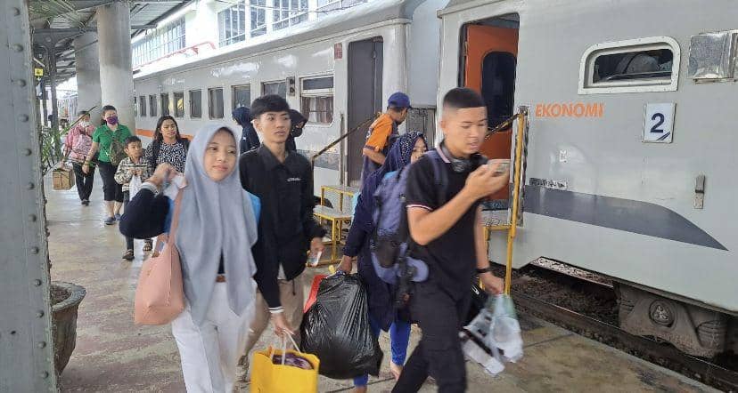 Suasana arus mudik masyarakat menggunakan KA (Dok. Humas PT. KAI Divre I Sumut)