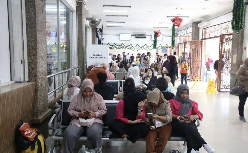 Suasana arus mudik masyarakat menggunakan KA (Dok. Humas PT. KAI Divre I Sumut)