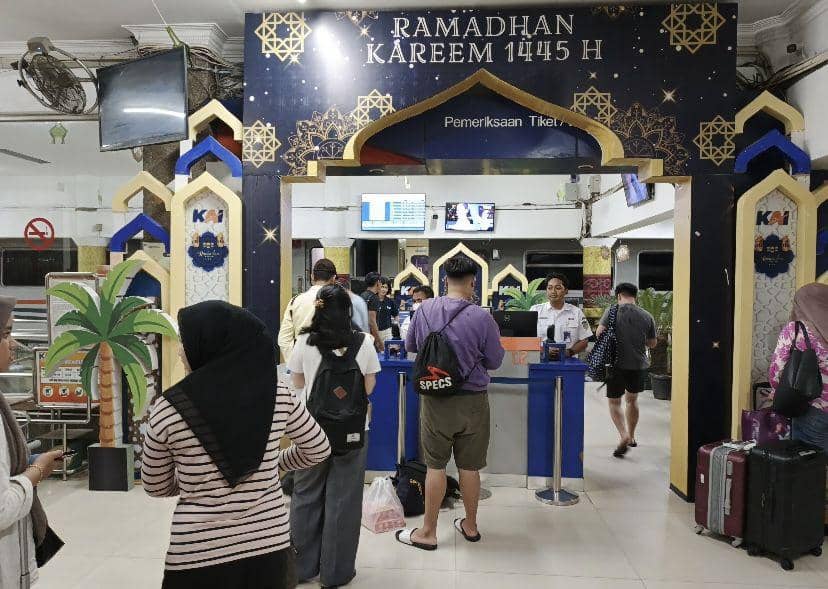 Suasana arus mudik masyarakat menggunakan KA (Dok. Humas PT. KAI Divre I Sumut)
