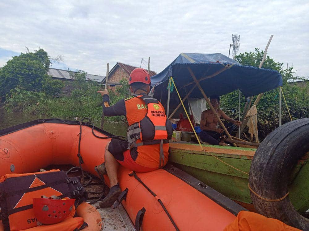 Tim Basarnas Palembang melakukan penyisiran di kawasan Sungai Borang (Dok: istimewa)