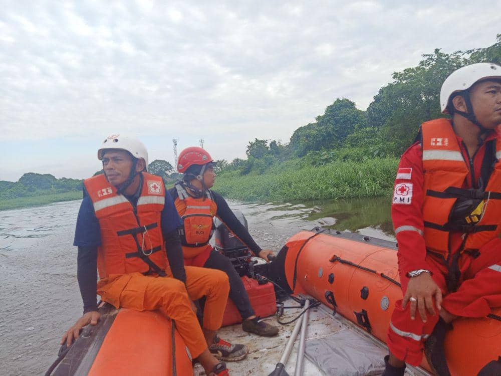 Tim Basarnas Palembang melakukan penyisiran di kawasan Sungai Borang (Dok: istimewa)