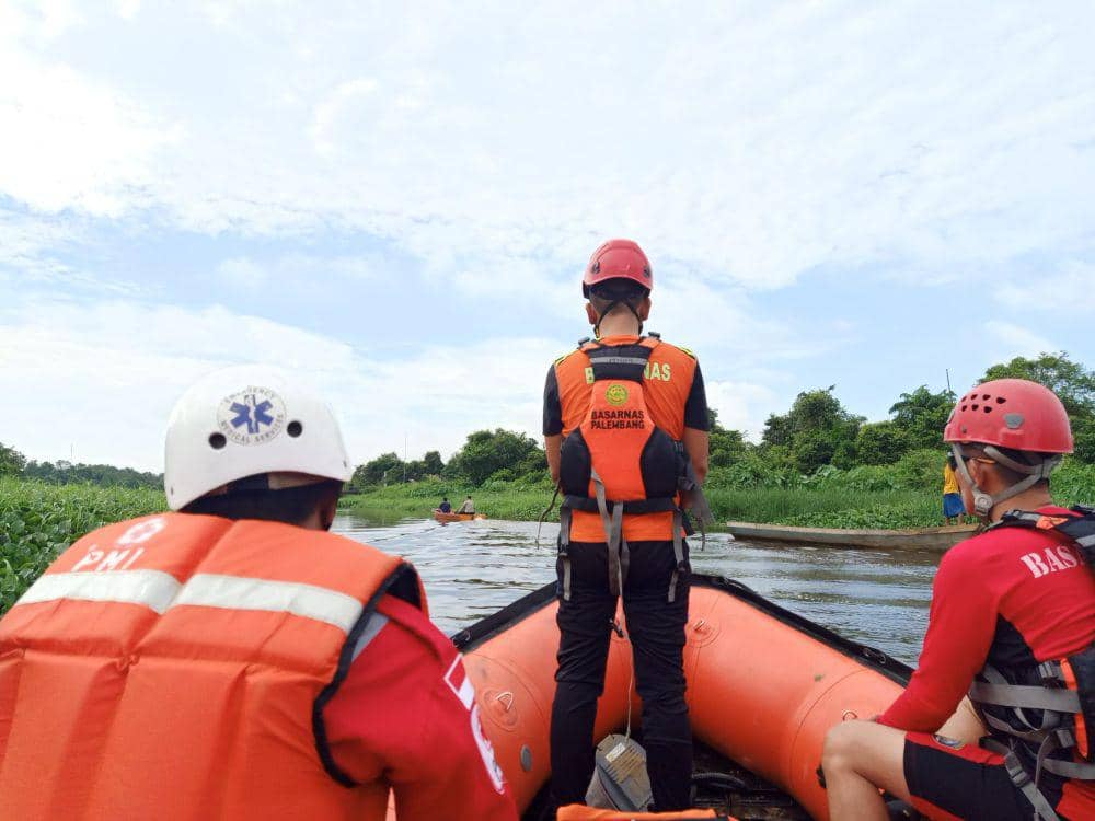 Tim Basarnas Palembang melakukan penyisiran di kawasan Sungai Borang (Dok: istimewa)