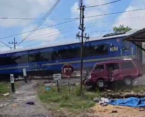 Mobil Suzuki Carry berisi satu keluarga asal Pasuruan tertabrak kereta api di perlintasan tanpa palang desa/ kecamatan Wonoasri Madiun. IDN Times/ Istimewa