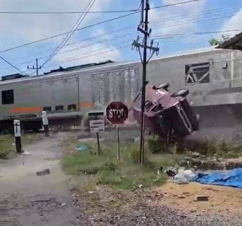 Mobil Suzuki Carry berisi satu keluarga asal Pasuruan tertabrak kereta api di perlintasan tanpa palang desa/ kecamatan Wonoasri Madiun. IDN Times/ Istimewa