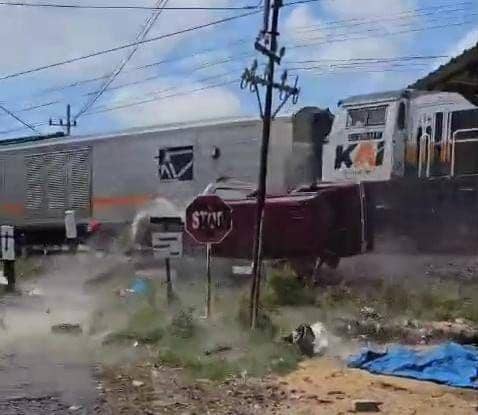 Mobil Carry Berisi Satu Keluarga Dihantam Kereta Api di Madiun