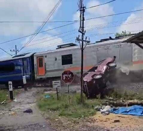Mobil Suzuki Carry berisi satu keluarga asal Pasuruan tertabrak kereta api di perlintasan tanpa palang desa/ kecamatan Wonoasri Madiun. IDN Times/ Istimewa