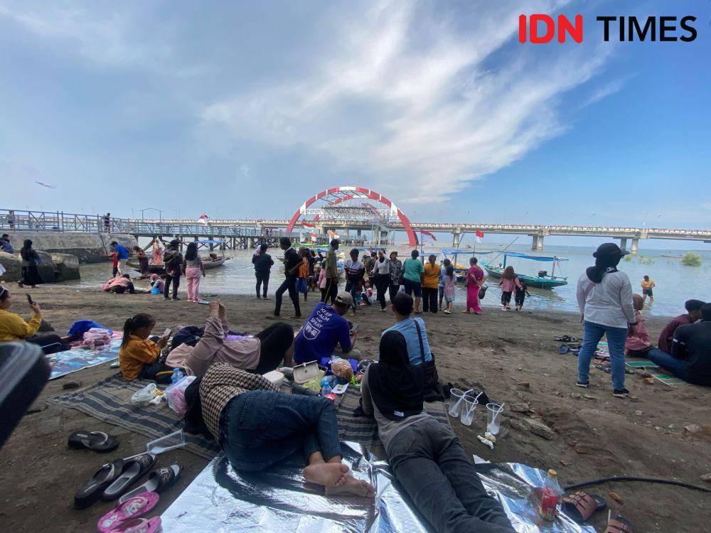 Wisatawan di THP Kenjeran Surabaya, Jumat (12/4/2024). (IDN Times/Khusnul Hasana)