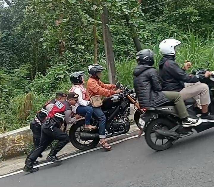 Puluhan kendaraan wisatawan tidak kuat menanjak di Sarangan di dorong polisi Drogba Sat Samapta Polres Magatan. IDN Times/ Riyanto