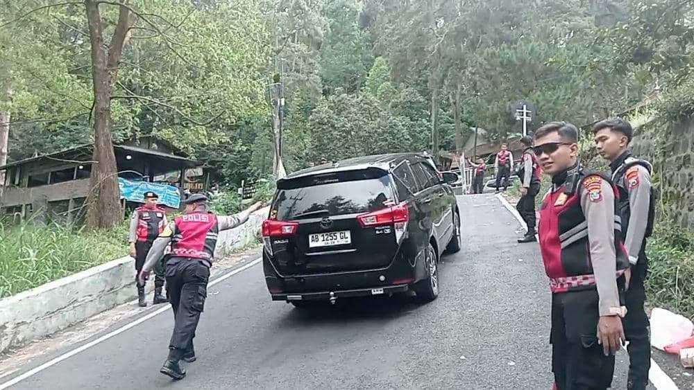 Puluhan kendaraan wisatawan tidak kuat menanjak di Sarangan di dorong polisi Drogba Sat Samapta Polres Magatan. IDN Times/ Riyanto
