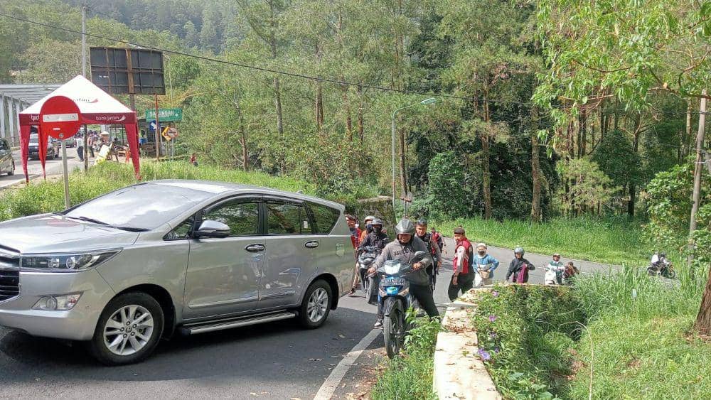 Puluhan Kendaraan Wisatawan Tak Kuat Menanjak di Sarangan