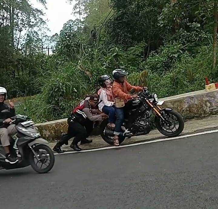 Puluhan kendaraan wisatawan tidak kuat menanjak di Sarangan di dorong polisi Drogba Sat Samapta Polres Magatan. IDN Times/ Riyanto