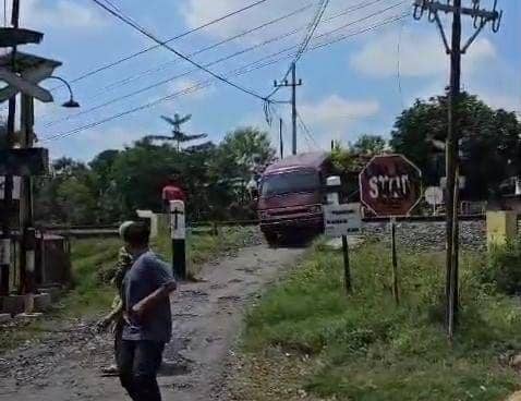 Ini Penyebab Carry Tertabrak Kereta Api di Madiun