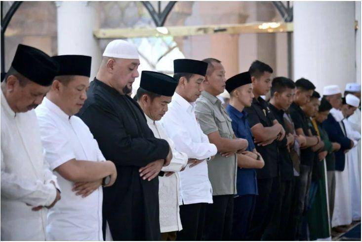 Presiden Joko Widodo (Jokowi) melaksanakan ibadah shalat Jumat di Masjid Agung, Kota Medan, Provinsi Sumatra Utara, pada Jumat (12/4/2024). (ANTARA/HO-Sekretariat Presiden_