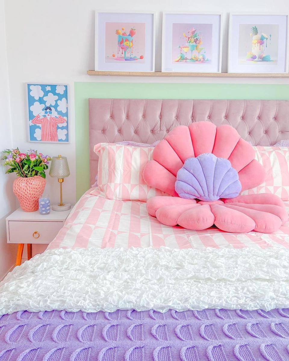 kamar tidur serba pink (instagram.com/letsgotopoppys)