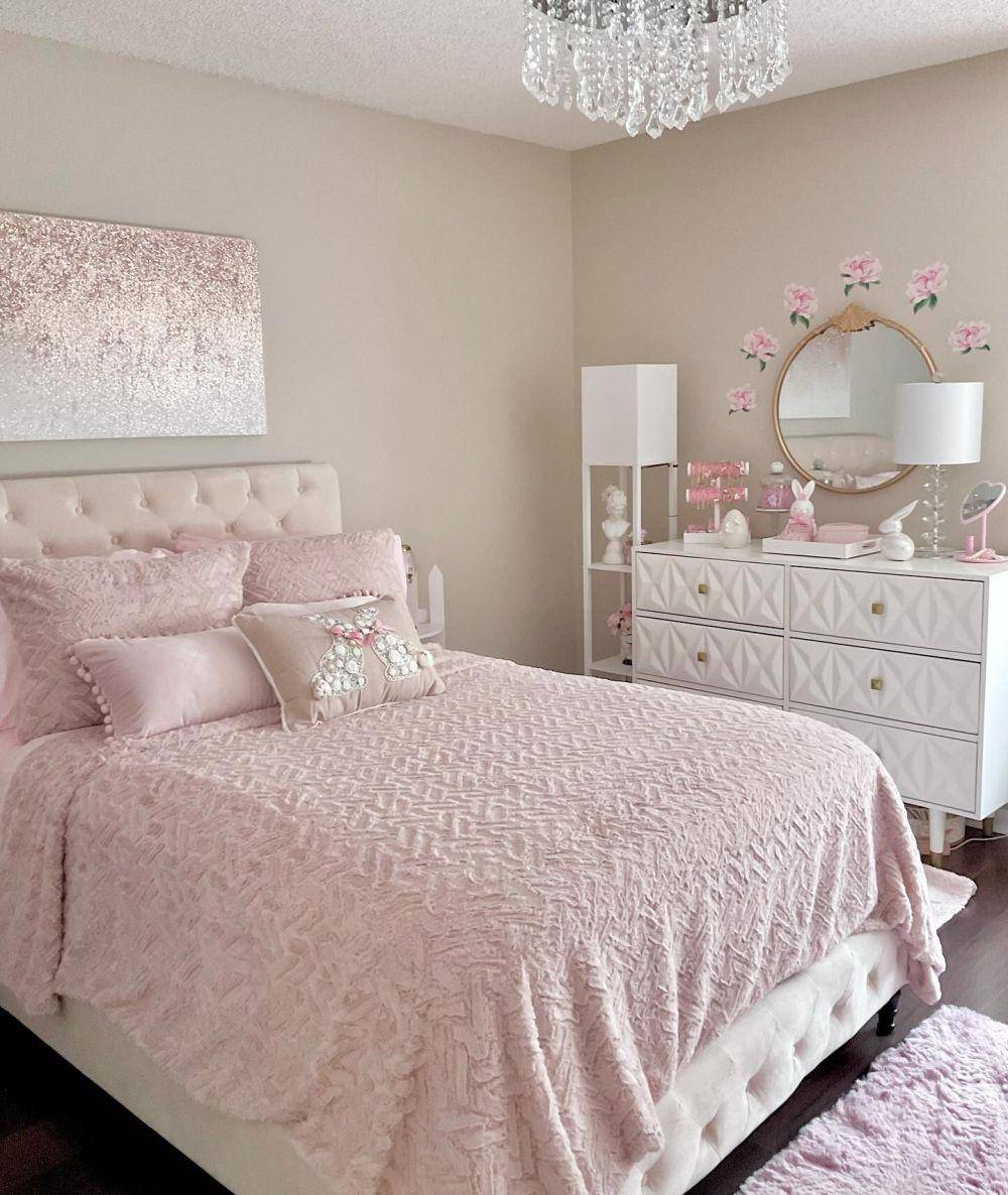 kamar tidur serba pink (instagram.com/moonstruck28)