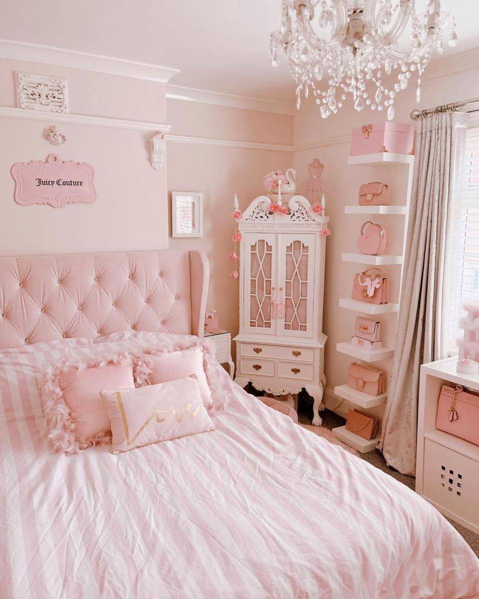 kamar tidur serba pink (instagram.com/my_pink_home_interior)