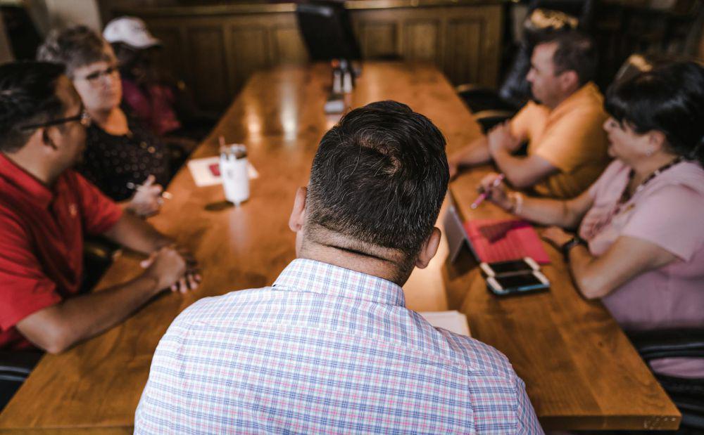 ilustrasi menyimak saat rapat (pexels.com/@jopwell)