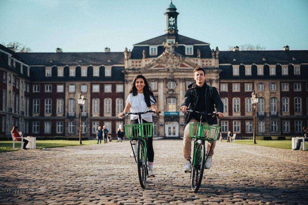 ilustrasi pasangan naik sepeda (pexels.com/tretty GmbH Bike & Scooter Sharing)
