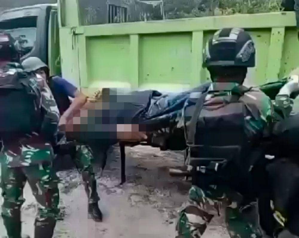 Danramil 1703-04/Aradide, Letda Inf Otto Sugalrey, saat hendak dievakuasi dari TKP, Kamis (11/4/2024). (IDN Times/Istimewa)