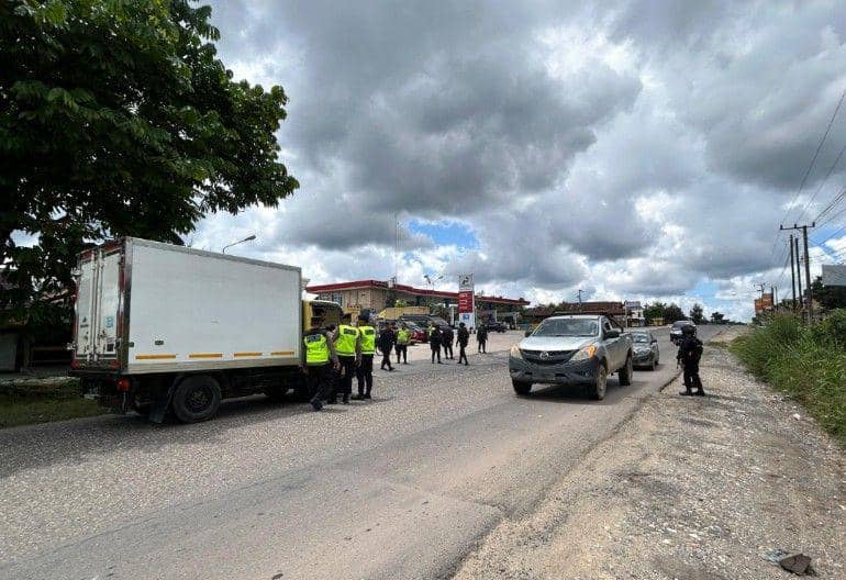 (Personil Polres Muba saat mengamankan Jalintim) IDN Times/istimewa