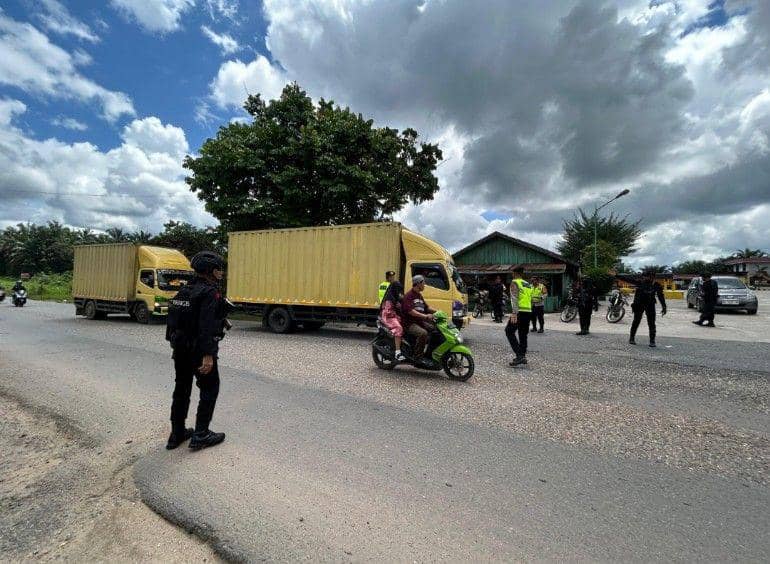 (Personil Polres Muba saat mengamankan Jalintim) IDN Times/istimewa