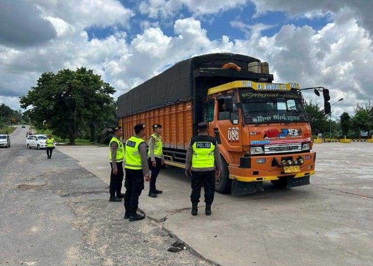 (Personil Polres Muba saat mengamankan Jalintim) IDN Times/istimewa