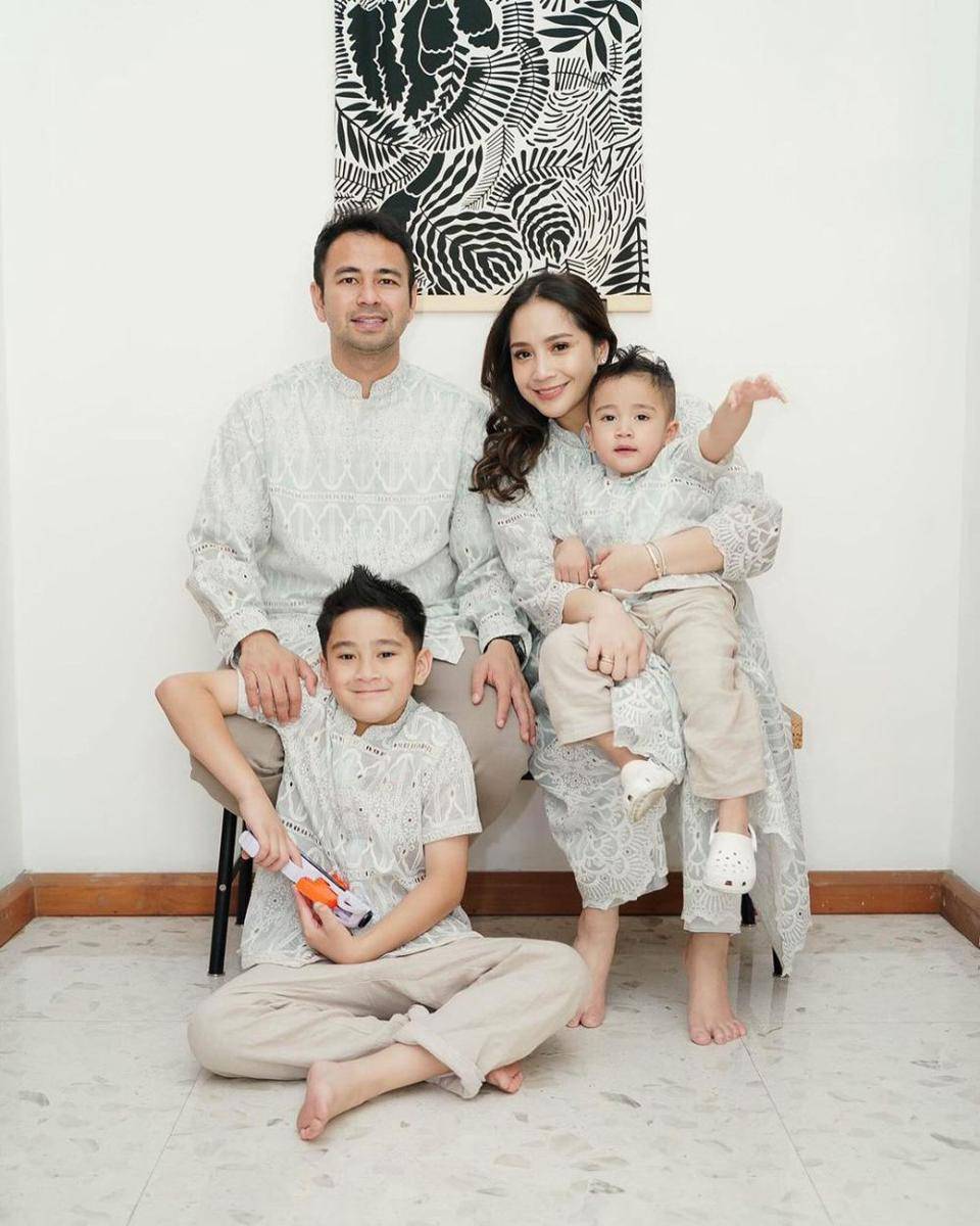Potret outfit keluarga Raffi dan Nagita kenakan nuansa putih kala lebaran (Instagram.com/raffinagita1717)