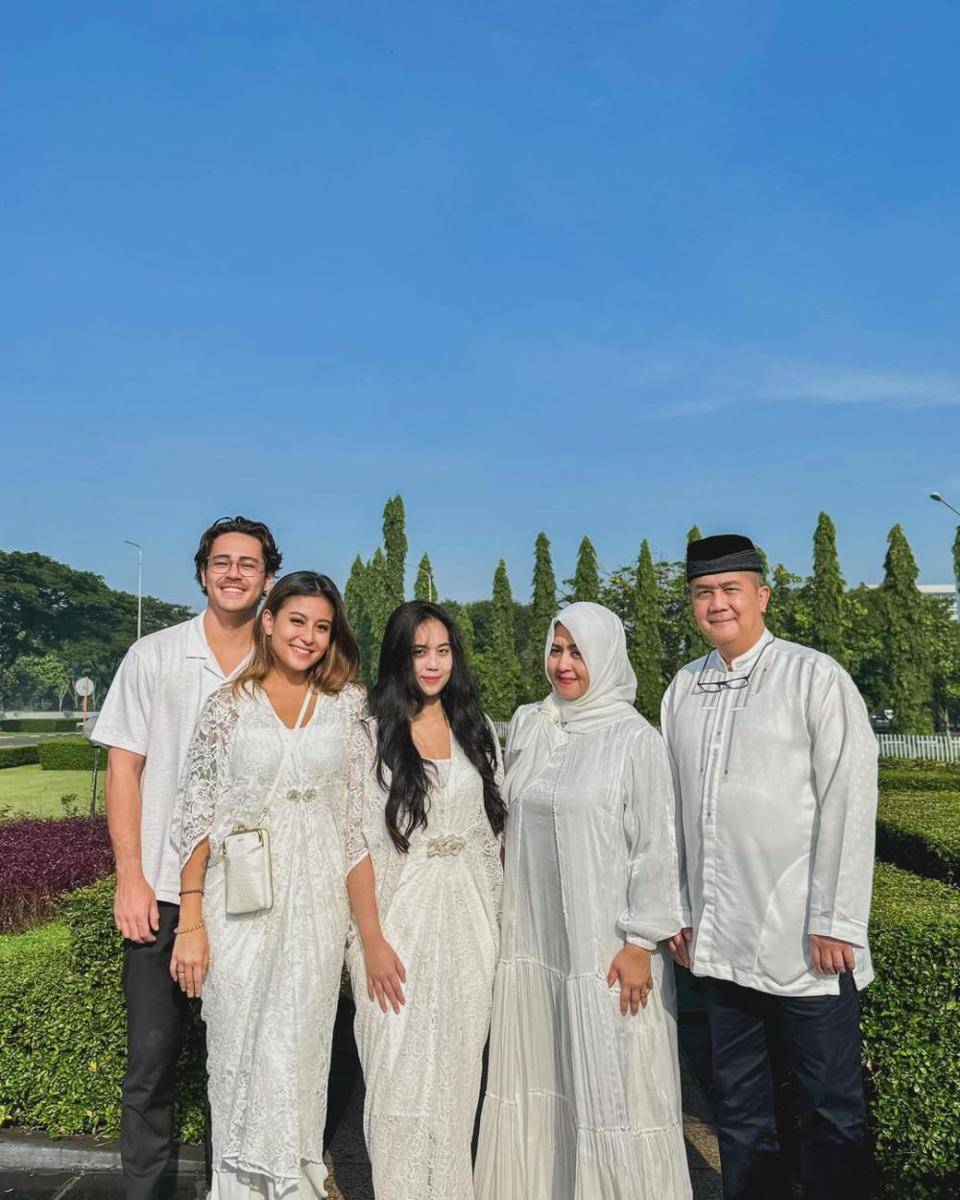 Potret outfit keluarga Karin Novilda kenakan nuansa putih kala lebaran (Instagram.com/narinkovilda)