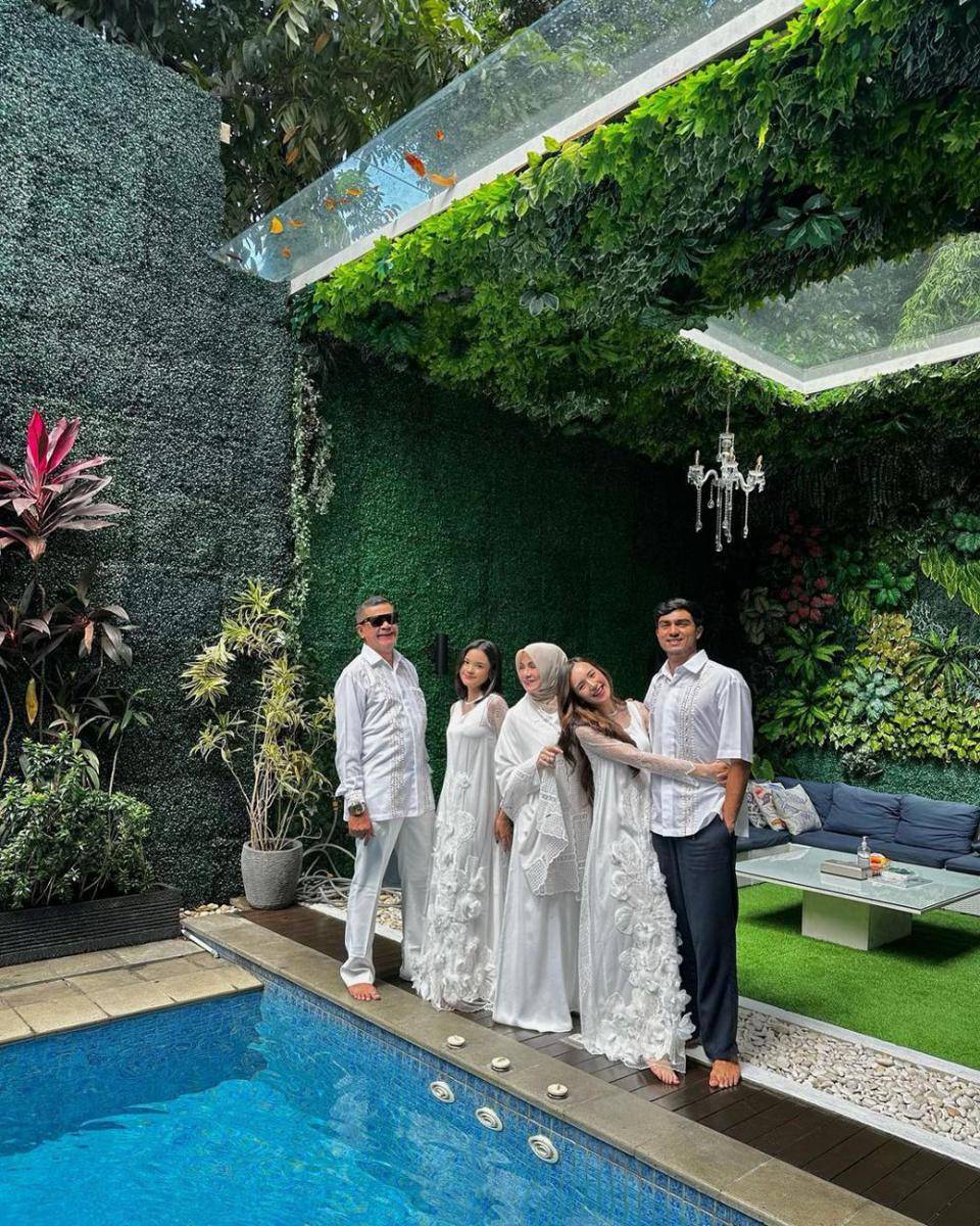 Potret outfit keluarga Beby Tsabina kenakan nuansa putih kala lebaran (Instagram.com/bebytsabina