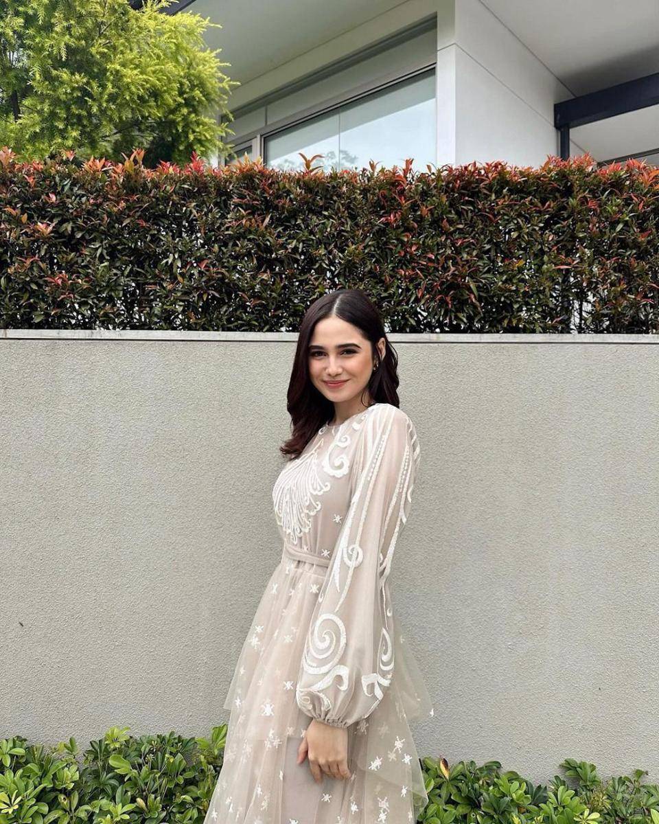 Potret artis kenakan outfit nuansa putih kala lebaran (Instagram.com/syifahadju)