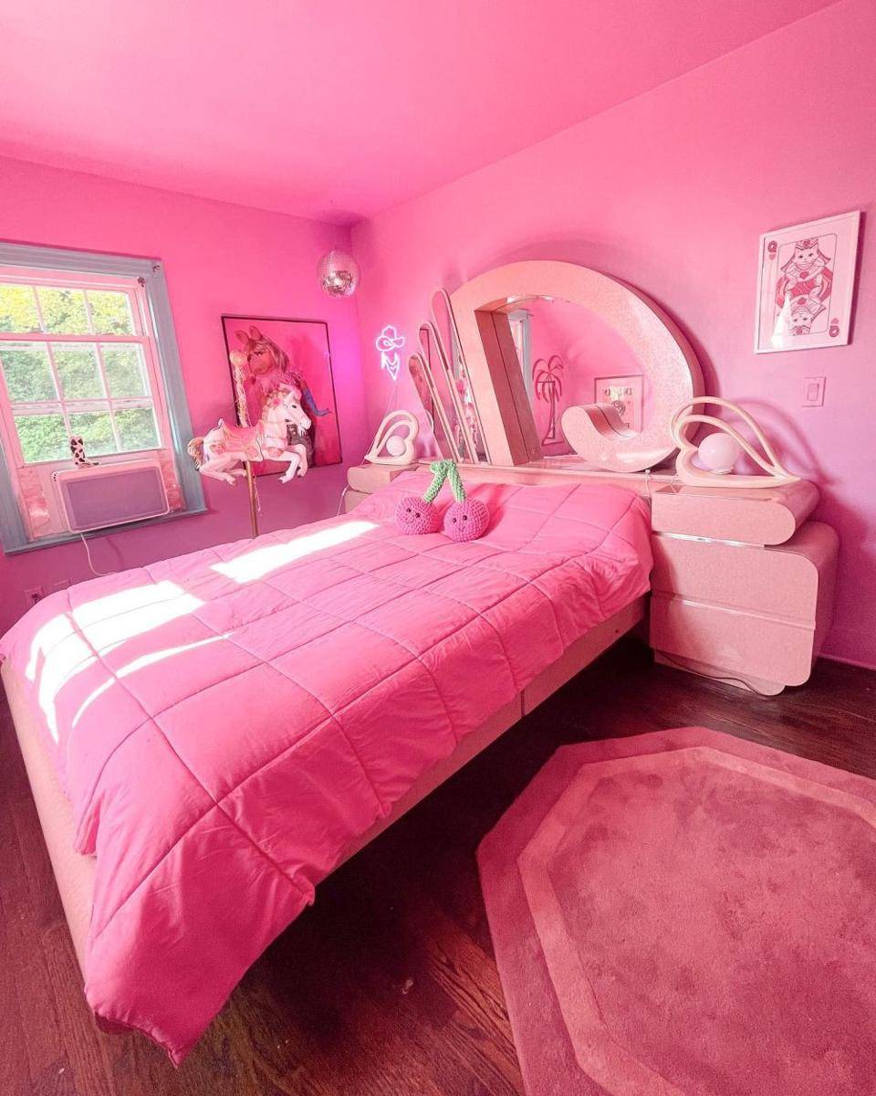 kamar tidur serba pink (instagram.com/vintageshowpony)