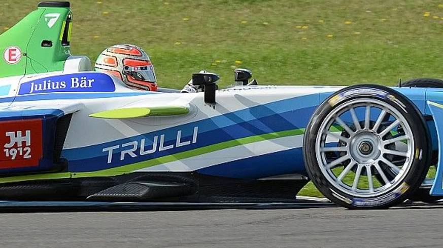 Vitantonio Liuzzi mengendarai mobil tim balap Formula E Trulli (fiaformulae.com)