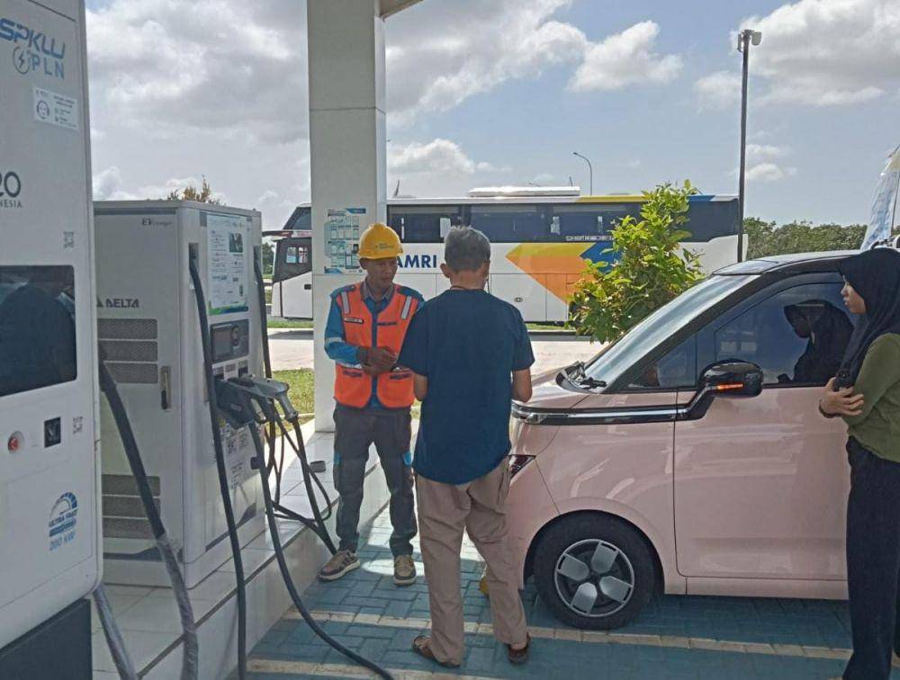 Ilustrasi SPKLU di rest area JTTS ruas Tol Lampung. (Dok. PLN UID Lampung).