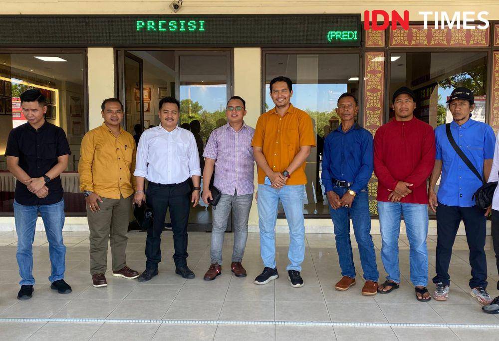 Direktur LBH Mawar Saron Batam, Mangara Sijabat bersama para warga Rempang yang dibebaskan pihak kepolisian (Dokumentasi LBH Mawar Saron Batam)