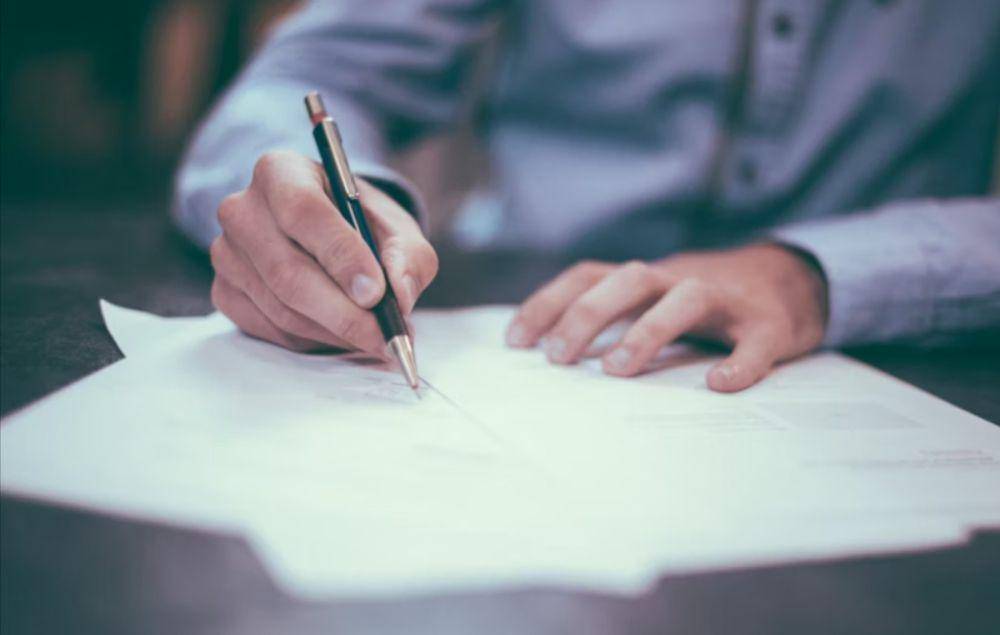 ilustrasi pria yang menulis surat (unsplash.com/Scott Graham)