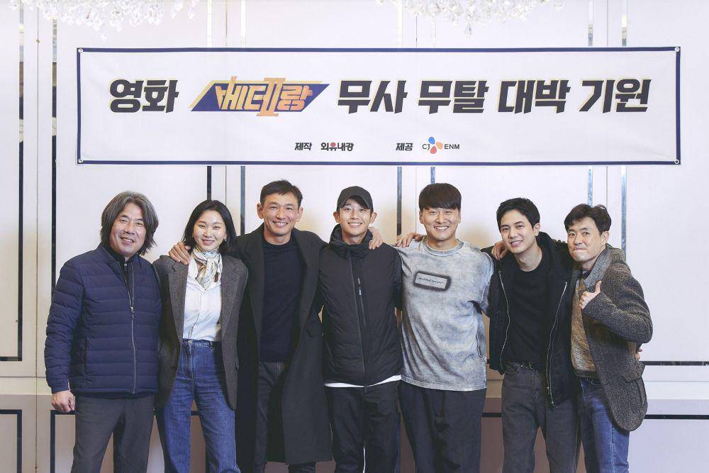 Oh Dal Su, Jang Yoon Ju, Hwang Jung Min, Jung Hae In, Oh Dae Hwan, Kim Si Hoo, dan sutradara Ryoo Seung Wan (twitter.com/CJENMMOVIE)