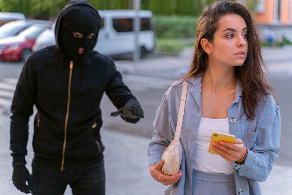 ilustrasi menyimpan tas di depan tubuh (freepik.com/freepik)