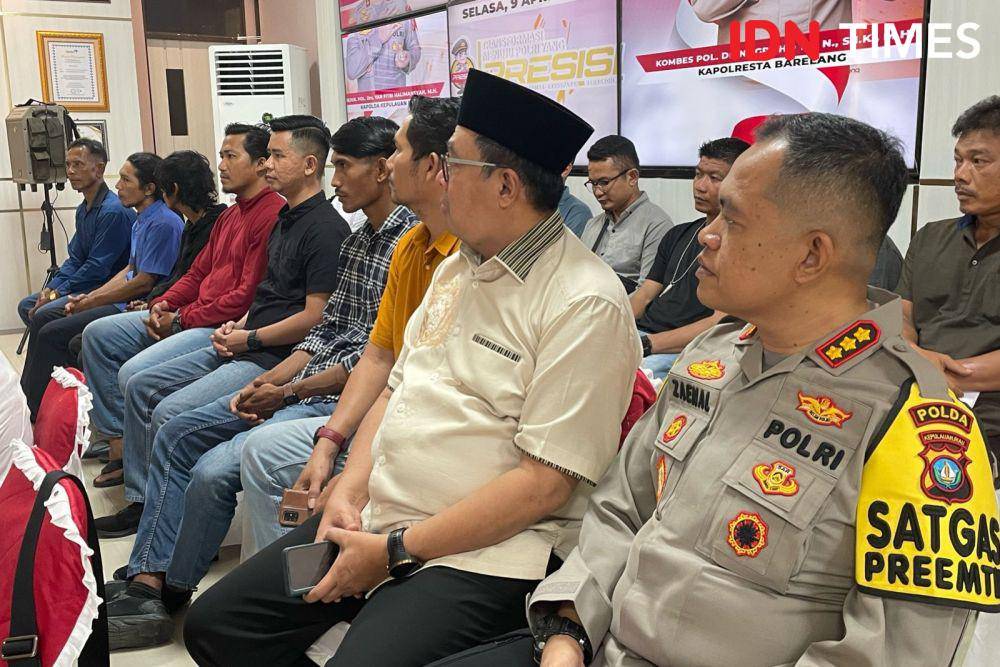 Para warga Rempang yang dinyatakan terbebas dari jerat pidana (Dokumentasi LBH Mawar Saron Batam)