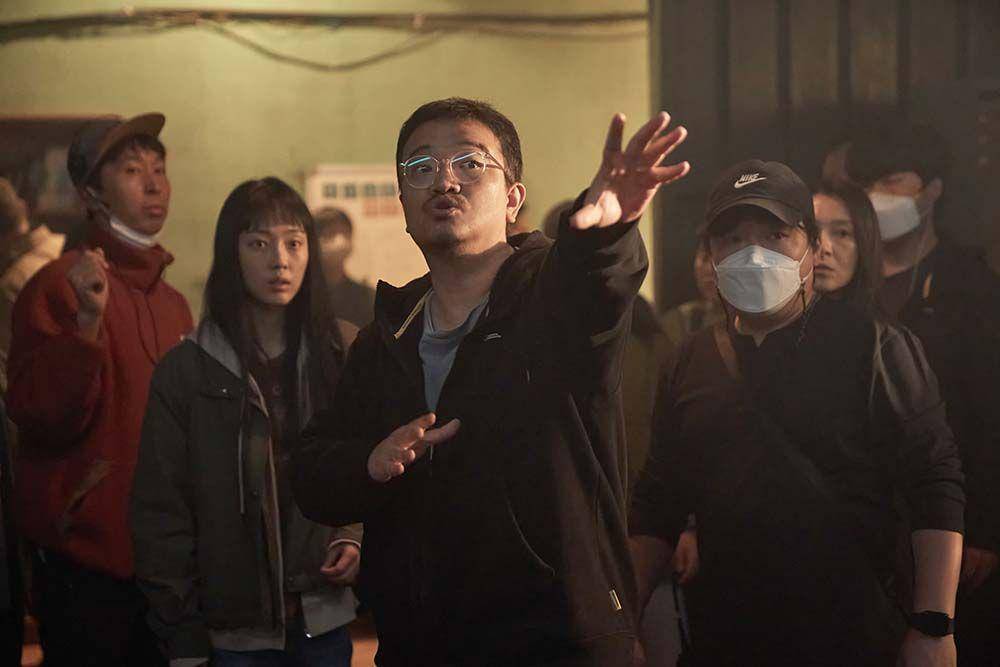 sutradara Yeon Sang Ho di balik layar drakor Parasyte: The Grey (dok. Netflix/Parasyte: The Grey)