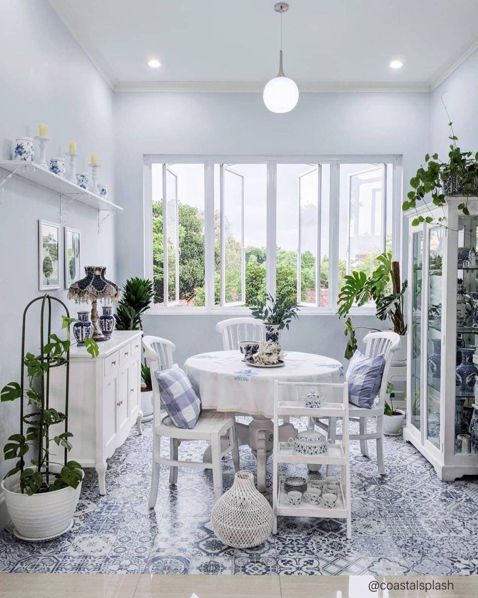 dekorasi rumah tropis (instagram.com/coastalsplash)