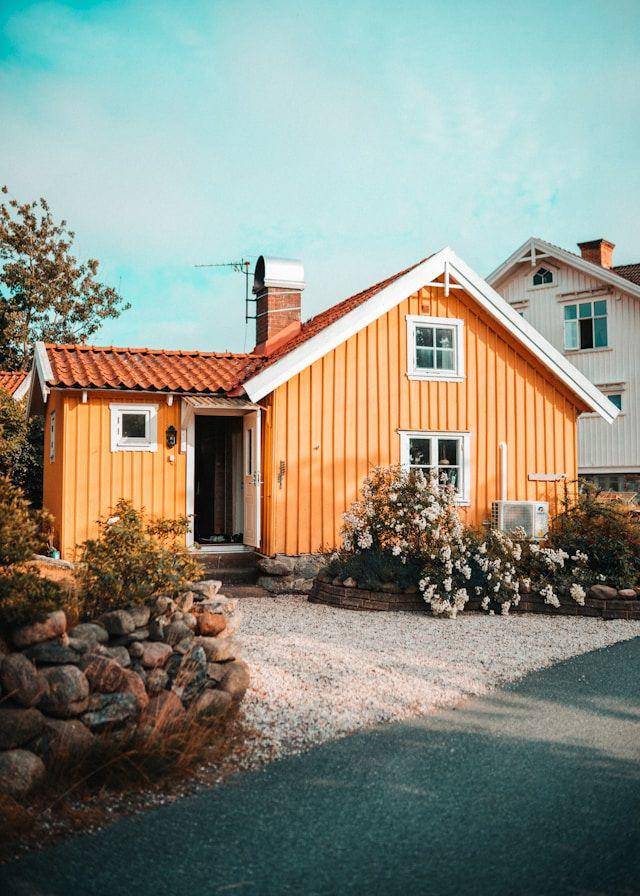 Inspirasi Cat Fasad Bernuansa Vibrant (unsplash.com/Emil Widlund)