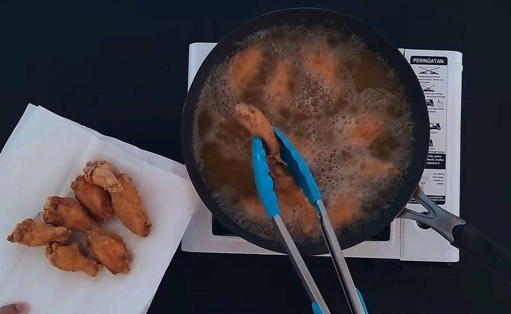 ilustrasi menggoreng sayap ayam (youtube.com/Dapur Jatirasa)