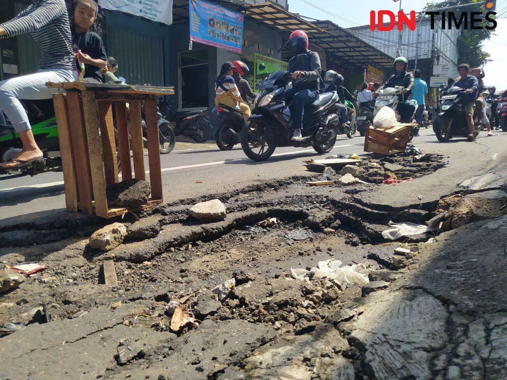 Akibat Hujan dan Banjir, Jalan Wisata ke Lembang Rusak Parah