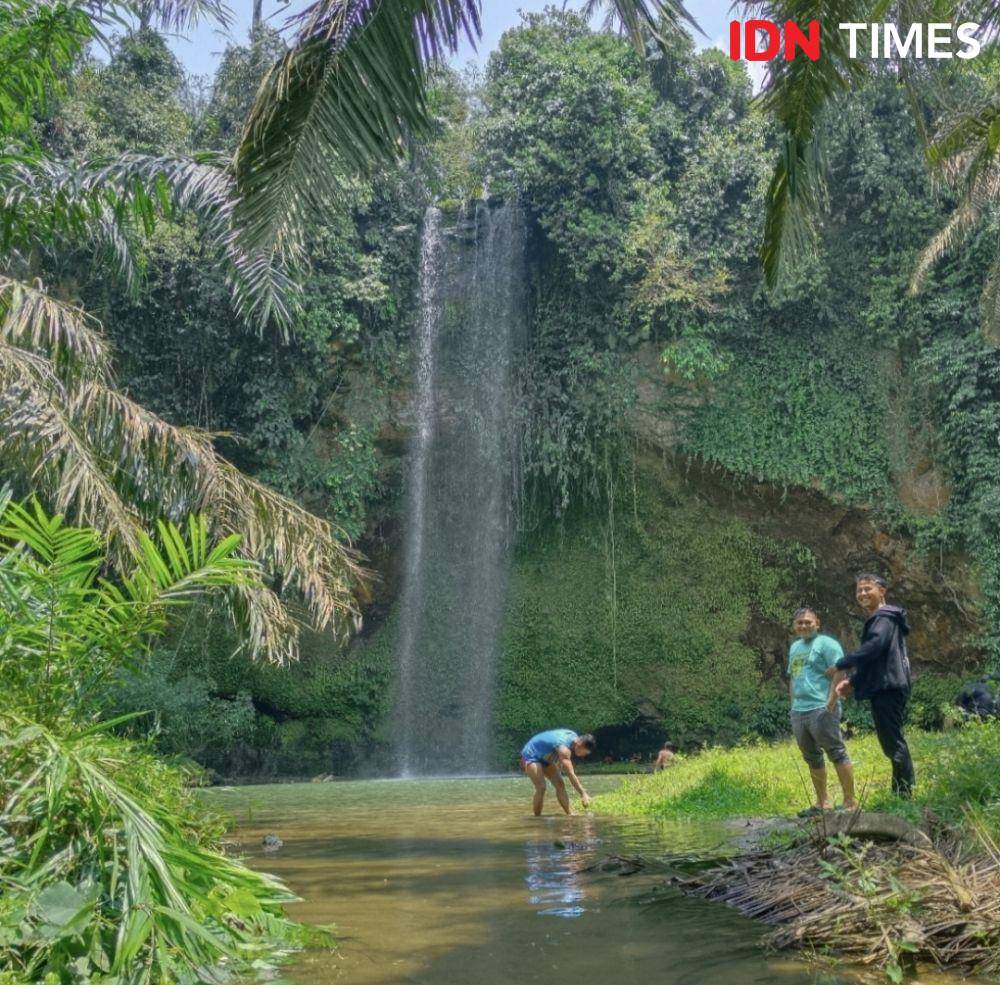Pengunjung bermain air di air terjun Bahuri (IDN Times/Eko Agus Herianto)