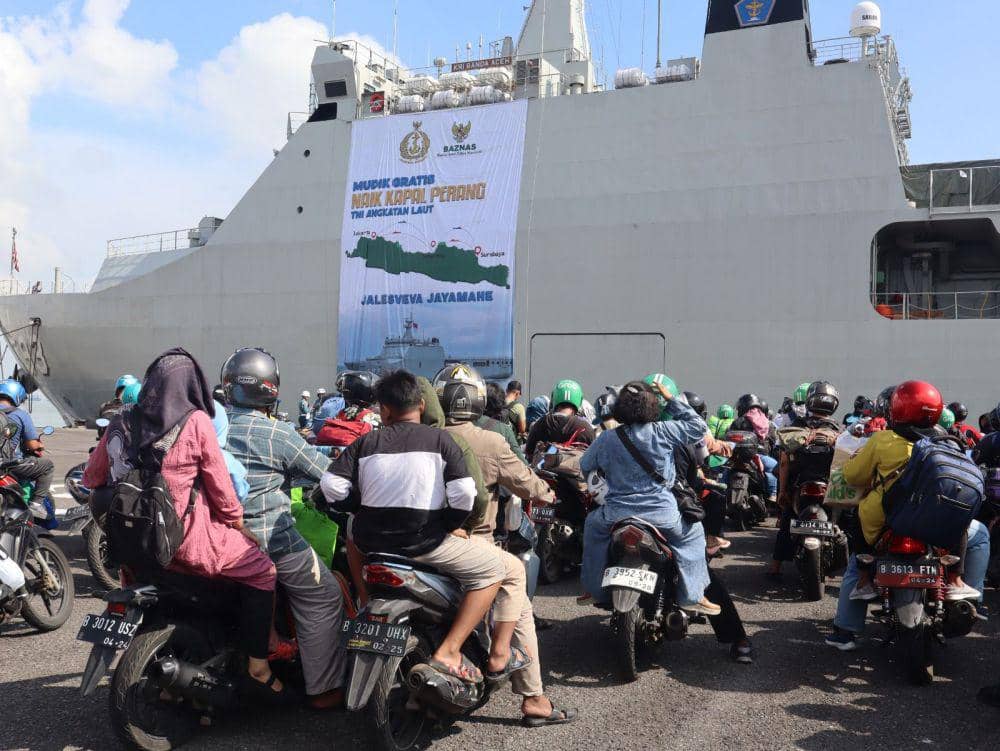 Warga menumpang KRI Banda Aceh-593 dari Surabaya pada 13 April 2024 untuk menuju ke Semarang dan Jakarta. (Dokumentasi TNI AL)