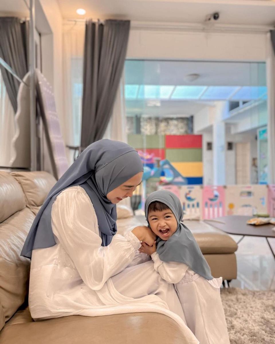 potret keluarga artis rayakan Lebaran (instagram.com/riaricis1795)