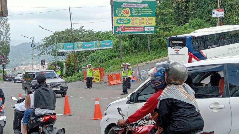 Urai penumpukan, Polisi dan Dishub Magetan berlakukan sistem buka tutup. IDN Times/ Riyanto
